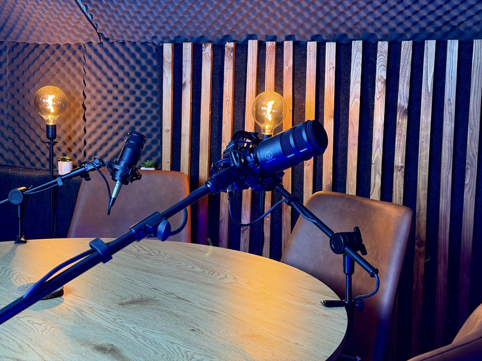 A podcast stúdió mikrofonokkal és akusztikai panelekkel